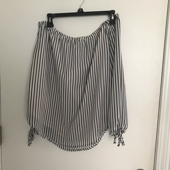 Small off the shoulder top - Picture 1 of 3